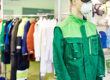 Maniquí con ropa verde de trabajo en tienda de ropa de trabajo