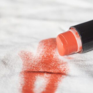 Cómo quitar manchas de maquillaje en la ropa