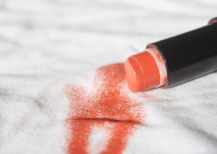 Cómo quitar manchas de maquillaje en la ropa