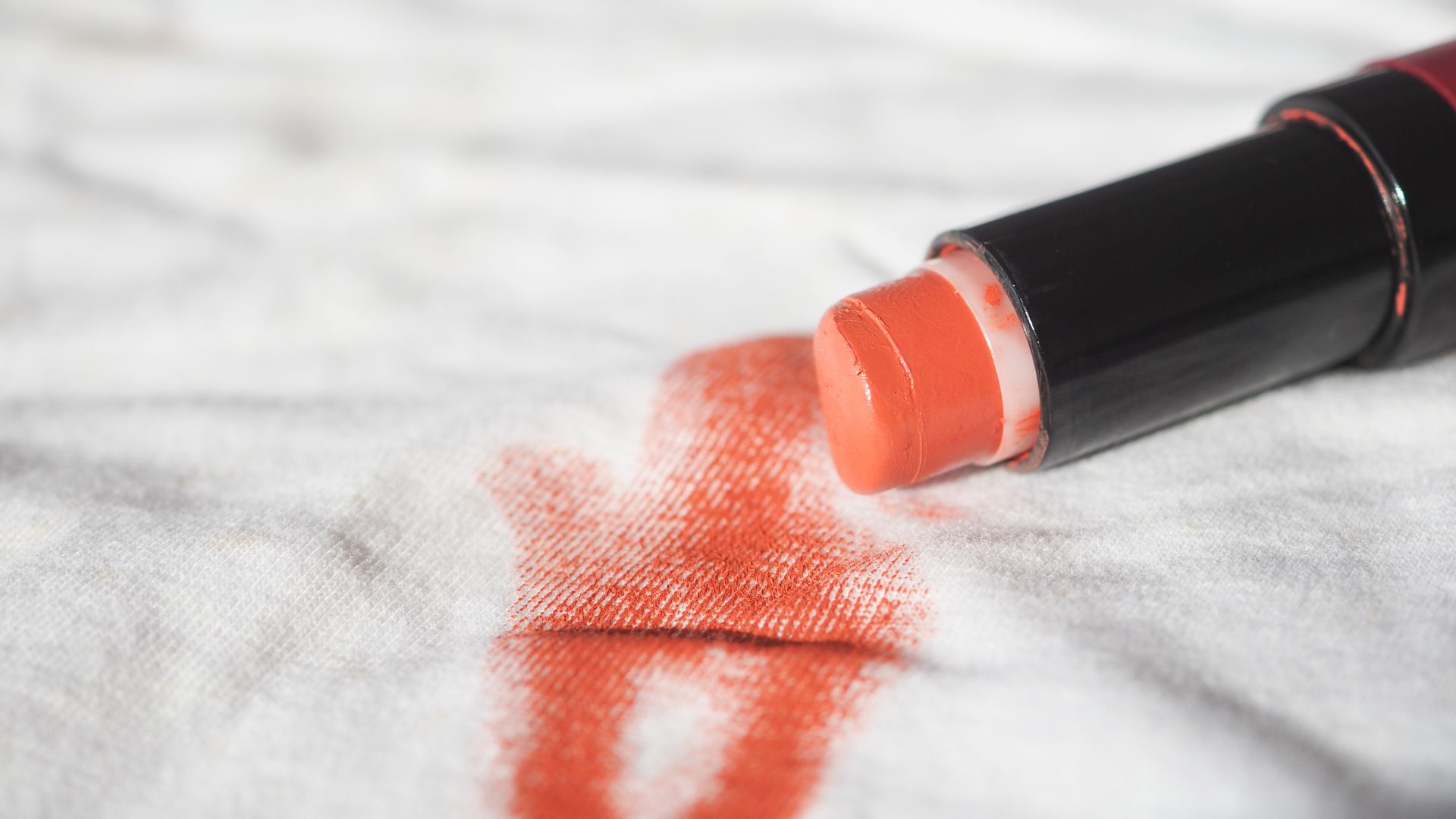 Cómo quitar manchas de maquillaje en la ropa